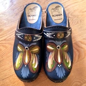 Scania blue painted vintage wood clogs size 8